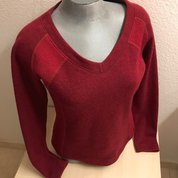 Mountain Hardwear Sweater. Scarlet Red. PullOver Long Sleeve. Womens Medium. EUC - Picture 4 of 13